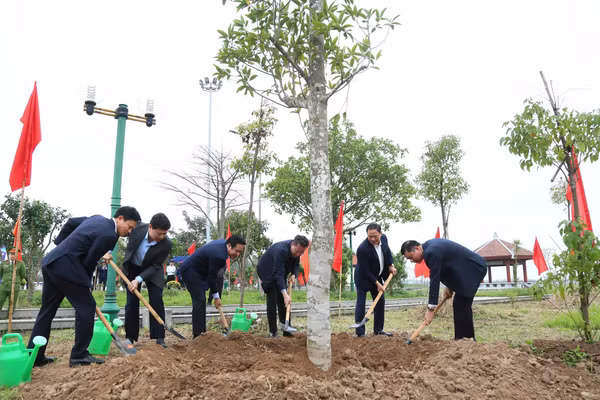 Lãnh đạo tỉnh Hưng Yên trồng cây trong khuôn viên Khu lưu niệm nhà bác học Lê Quý Đôn.