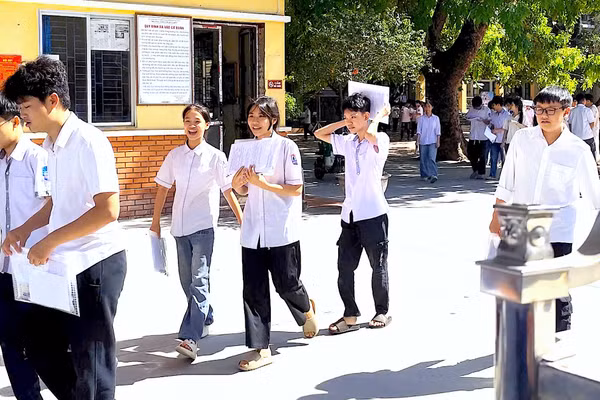 Thí sinh tự tin rời phòng thi.