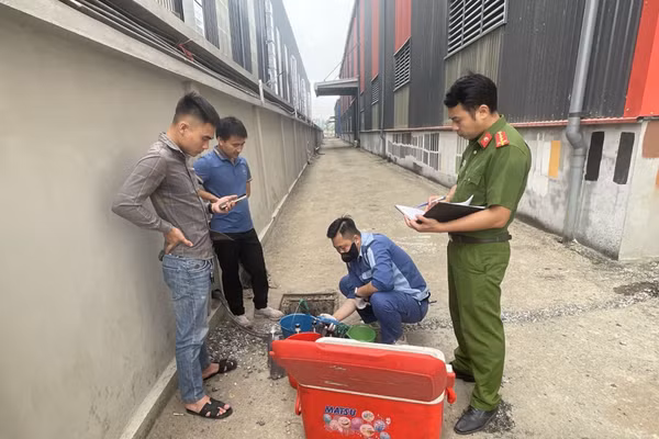 Lực lượng chức năng kiểm tra, lấy mẫu chất thải tại công ty cổ phần CNK. Ảnh: Công an tỉnh Hưng Yên.