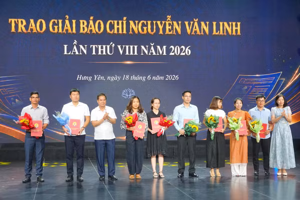 Ban tổ chức trao giải cho các tác giả.