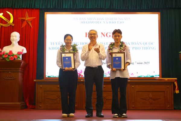 Giám đốc Sở GD&ĐT Hưng Yên Phạm Đồng Thụy trao thư khen hai thủ khoa tổ hợp A00 (Toán, Vật lý, Hóa học) kỳ thi tốt nghiệp THPT năm 2025.