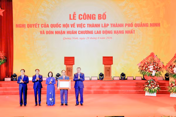 Tổng Bí thư, Chủ tịch nước Tô Lâm trao Nghị quyết của Quốc hội về việc thành lập thành phố Quảng Ninh.