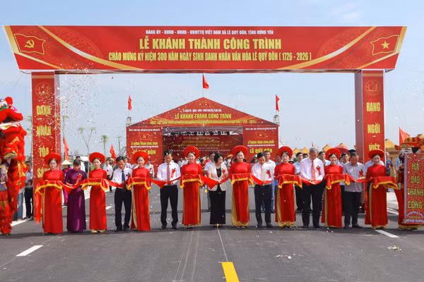 Các đại biểu thực hiện nghi thức cắt băng khánh thành.