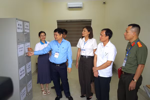 Đoàn kiểm tra khu vực bảo quản đề thi tại điểm thi Trường THPT Quang Trung. Ảnh: Đinh Chiến