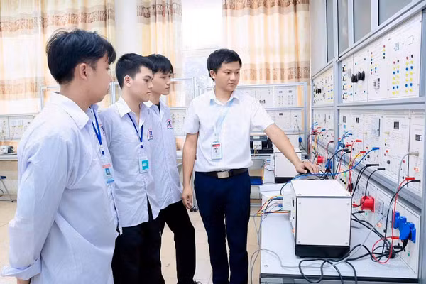 Sinh viên ngành Điện công nghiệp (Trường Cao đẳng Công nghiệp Hưng Yên) trong giờ thực hành. Ảnh: NTCC