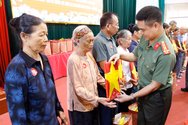 Đại tá Nguyễn Trường Lâm, Phó Giám đốc Công an tỉnh Hưng Yên trao di ảnh được phục dựng cho thân nhân gia đình các liệt sĩ