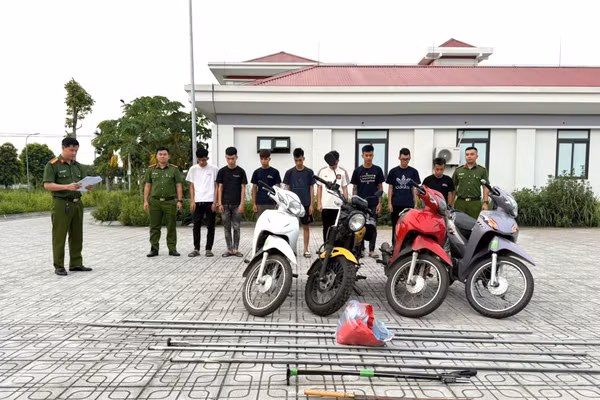 Cơ quan điều tra thi hành các quyết định tố tụng. Ảnh: Công an tỉnh Hưng Yên