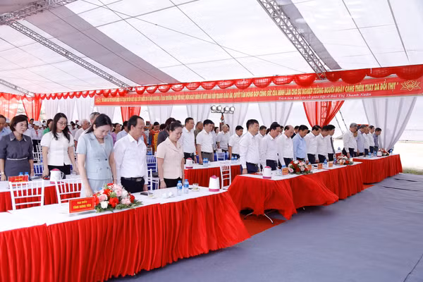Các đại biểu, thầy cô giáo, học sinh và Nhân dân dành phút tưởng niệm tưởng nhớ cô giáo, liệt sĩ Bùi Thị Thanh Xuân và 30 học sinh.