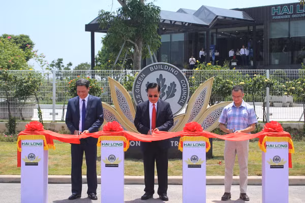 Các đại biểu thực hiện nghi thức cắt băng khánh thành biển LEED Platinum.