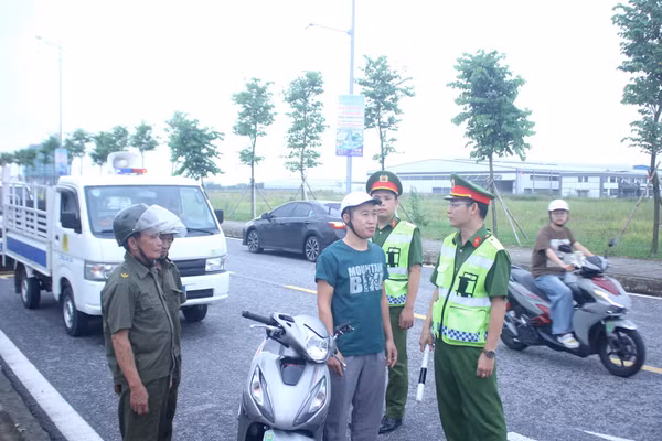 Công an xã Thái Thụy tuyên truyền, nhắc nhở công nhân, người lao động chấp hành Luật TTATGT.