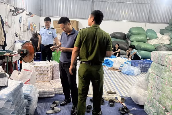 Lực lượng chức năng kiểm tra tại cơ sở của bà Đỗ Thị T. tại Thôn Đỗ Xá, xã Yên Mỹ, tỉnh Hưng Yên.