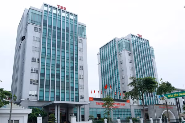 Tòa Tháp đôi tại số 142–144 đường Lê Lợi (phường Trần Hưng Đạo, tỉnh Hưng Yên) được bàn giao cho Trường Đại học Thái Bình. Ảnh: Đinh Chiến