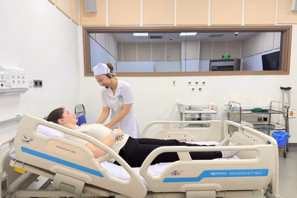 Nguyễn Thị Như Ý (sinh viên lớp Cao đẳng Điều dưỡng K16B) trong buổi tập trước kỳ thi sát hạch. Ảnh: NTCC