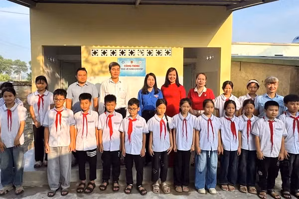 Đại biểu, giáo viên và đông đảo học sinh Phân hiệu 1 (Trường Tiểu học Vũ Thư) tại lễ khánh thành.