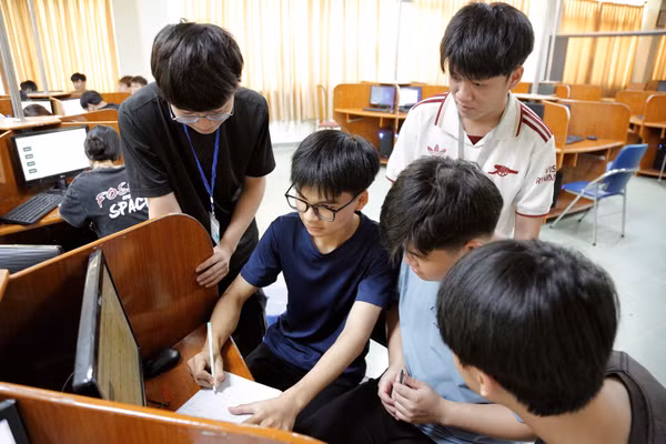 Sinh viên Trường đại học Thái Bình trong giờ thực hành. Ảnh: Đinh Chiến