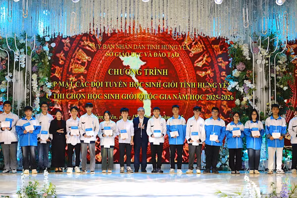 Giám đốc Sở GD&ĐT Hưng Yên Phạm Đồng Thụy trao giấy chứng nhận cho học sinh dự kỳ thi chọn học sinh giỏi quốc gia cấp THPT năm học 2025-2026. (Ảnh tư liệu)