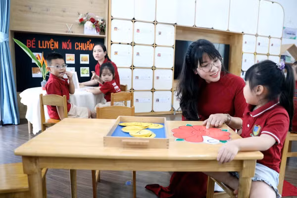 Cô và trò Trường Mầm non Thiên Đức (phường Phố Hiến, tỉnh Hưng Yên).