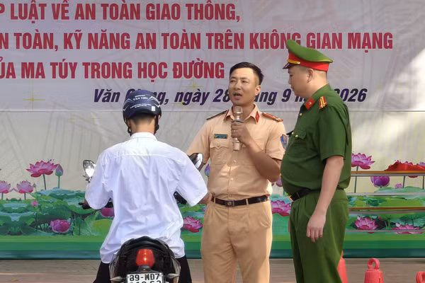 Chiến sĩ Phòng CSGT Công an tỉnh Hưng Yên hướng dẫn kỹ năng lái xe an toàn.