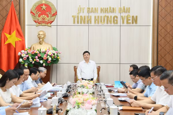 Ông Phạm Văn Nghiêm Phó Chủ tịch UBND tỉnh Hưng Yên chủ trì cuộc họp. Ảnh: Tất Đạt