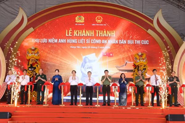 Các đại biểu thực hiện nghi thức cắt băng khánh thành công trình.