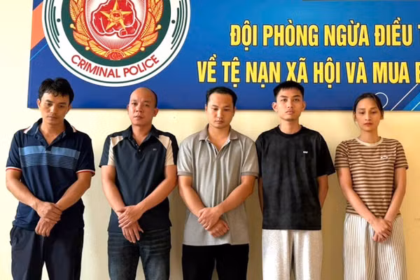 Các bị can tại cơ quan điều tra. Ảnh: Công an tỉnh Hưng Yên.