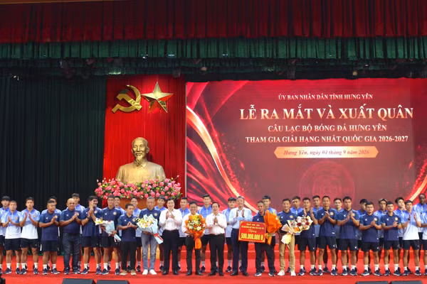 Lãnh đạo tỉnh Hưng Yên tặng hoa chúc mừng Câu lạc bộ bóng đá Hưng Yên.
