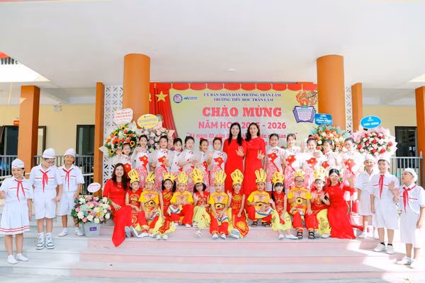 Cô và trò Trường Tiểu học Trần Lãm hân hoan trong lễ khai giảng năm học 2025-2026.