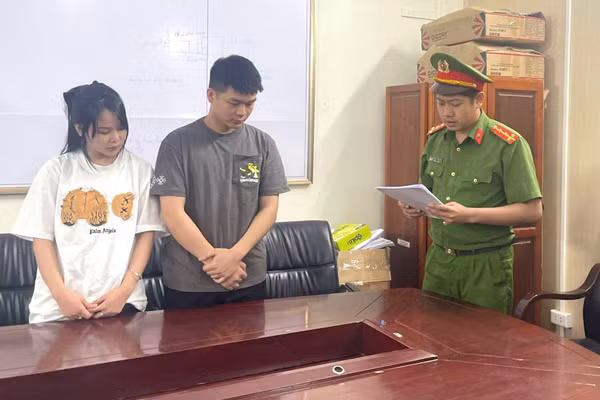 Cơ quan Công an tống đạt các quyết định đối với Duy và Huệ. Ảnh: Công an tỉnh Hưng Yên.