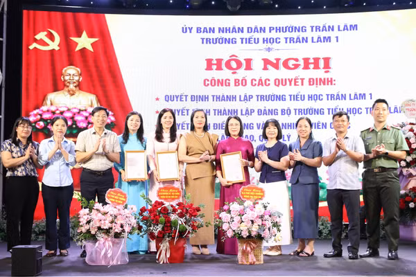 Lãnh đạo phường Trần Lãm trao các quyết định thành lập, bổ nhiệm cán bộ quản lý và thành lập Đảng bộ Trường tiểu học Trần lãm 1.