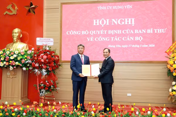 Ông Nguyễn Mạnh Quyền nhận quyết định điều động, chỉ định giữ chức Phó Bí thư Tỉnh ủy Hưng Yên. Ảnh: M.K