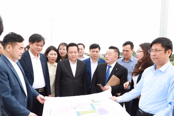 Lãnh đạo tỉnh Hưng Yên cùng đại biểu thực địa tại vị trí dự kiến xây dựng Bệnh viện.