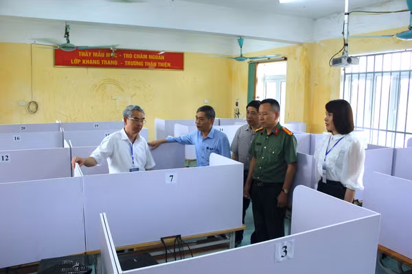 Đoàn kiểm tra phòng thi môn tin học tại Hội đồng thi Trường THPT chuyên Hưng Yên. Ảnh: Đinh Chiến