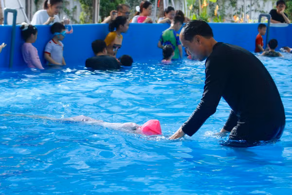 Học sinh Trường Tiểu học Kim Đồng (phường Trần Hưng Đạo) học bơi tại sân trường.