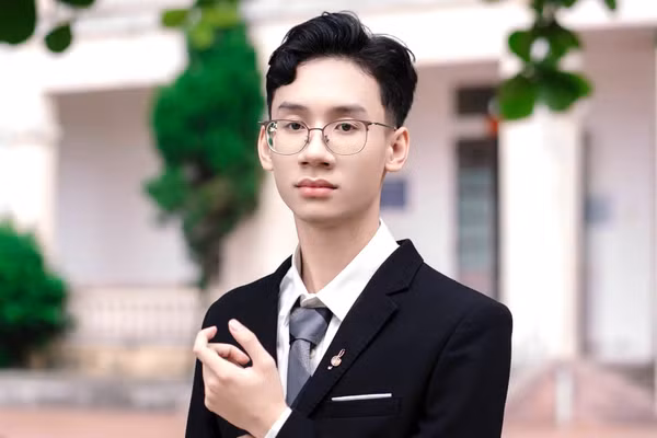 Nguyễn Văn Hưng (học sinh lớp 12A1, Trường THPT Quỳnh Thọ).