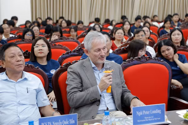 ông Peter Lunding - Tham tán Y tế Đại sứ quán Đan Mạch tại Việt Nam thảo luận tại hội thảo. Ảnh: Đinh Chiến