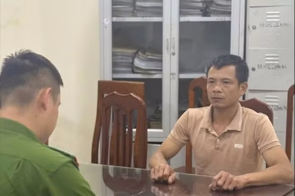 Nguyễn Văn Tùy tại Cơ quan Công an. Ảnh: Công an tỉnh Hưng Yên