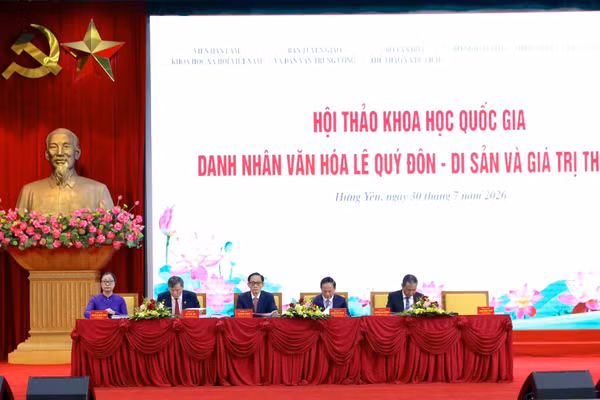 Đoàn chủ trì Hội thảo khoa học quốc gia “Danh nhân văn hóa Lê Quý Đôn - Di sản và giá trị thời đại”. Ảnh: Đinh Chiến.