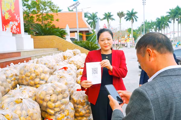 Bà Phạm Thị Như Phong - Bí thư Đảng ủy xã Vũ Thư, tỉnh Hưng Yên livestream bán hàng giúp bà con nông dân.
