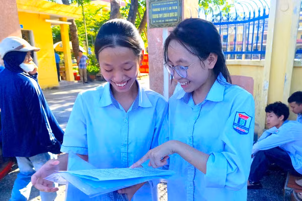 Nhiều thí sinh rời phòng thi với tâm trạng phấn khởi.