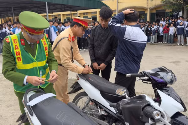 Lực lượng chức năng phát hiện 1.066 trường hợp học sinh không đủ điều kiện điều khiển xe đến trường. Ảnh: Công an tỉnh Hưng Yên.