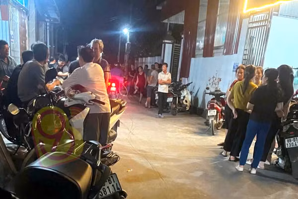 Người dân địa phương tập trung tại nhà học sinh bị nạn. Ảnh: Khánh Linh