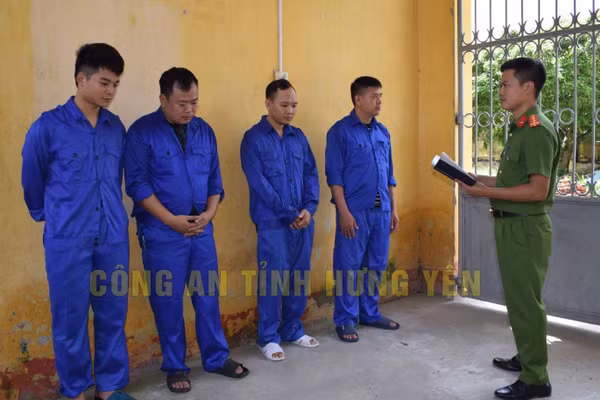 Các đối tượng tại cơ quan công an. Ảnh Công an tỉnh Hưng Yên.