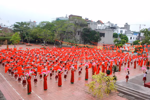 Cô và trò Trường Tiểu học Trần Lãm (phường Trần Lãm) đồng diễn múa hát chèo tại sân trường.