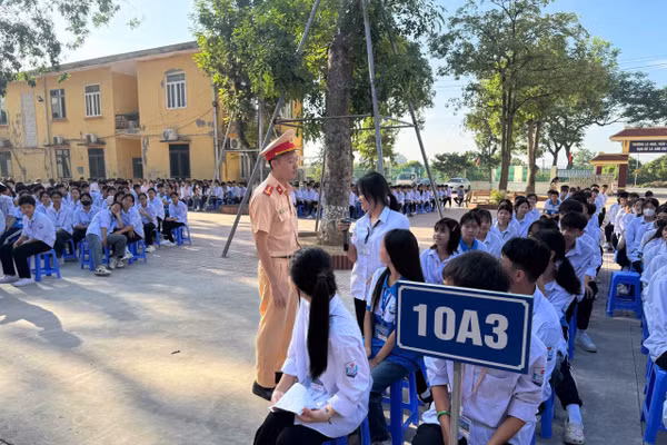Việc phối hợp giữa lực lượng chức năng - nhà trường - gia đình trong việc tuyên truyền, giáo dục học sinh về TTATGT có một vai trò hết sức quan trọng.