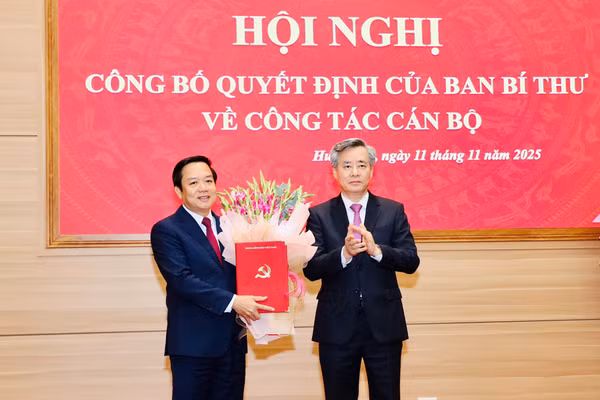 Phó Trưởng Ban Tổ chức Trung ương Nguyễn Quang Dương trao quyết định cho ông Phạm Quang Ngọc. (ảnh MT)