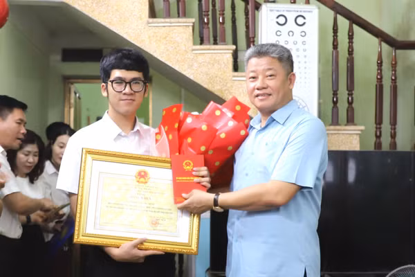 Chủ tịch UBND tỉnh Hưng Yên chúc mừng thủ khoa toàn quốc tổ hợp A01
