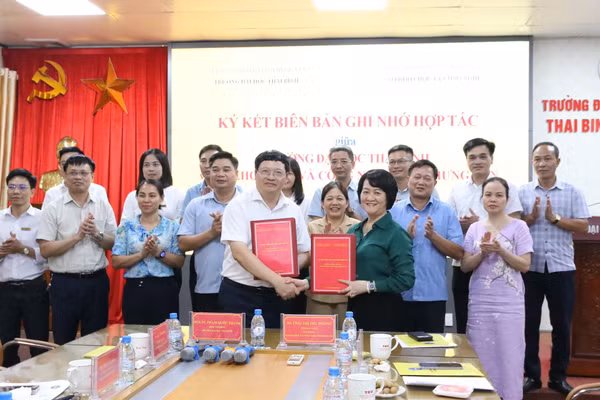Lãnh đạo 2 đơn vị ký biên bản ghi nhớ hợp tác phát triển khoa học, công nghệ và đổi mới sáng tạo.