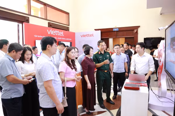Các đại biểu tham quan gian hàng giới thiệu các sản phẩm, nền tảng và giải pháp công nghệ trong lĩnh vực giáo dục.