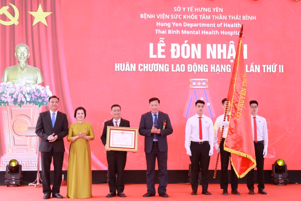 Thừa uỷ quyền của Chủ tịch nước, ông Đỗ Xuân Tuyên - Thứ trưởng Bộ Y tế trao Huân chương Lao động hạng Ba cho Bệnh viện Sức khỏe tâm thần Thái Bình.