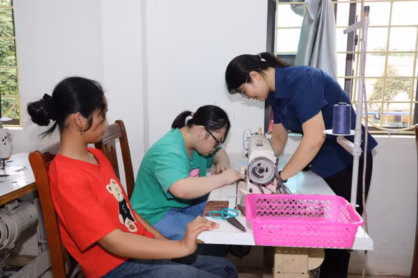 Trường Giáo dục chuyên biệt Hưng Yên dạy nghề cho người khuyết tật.
